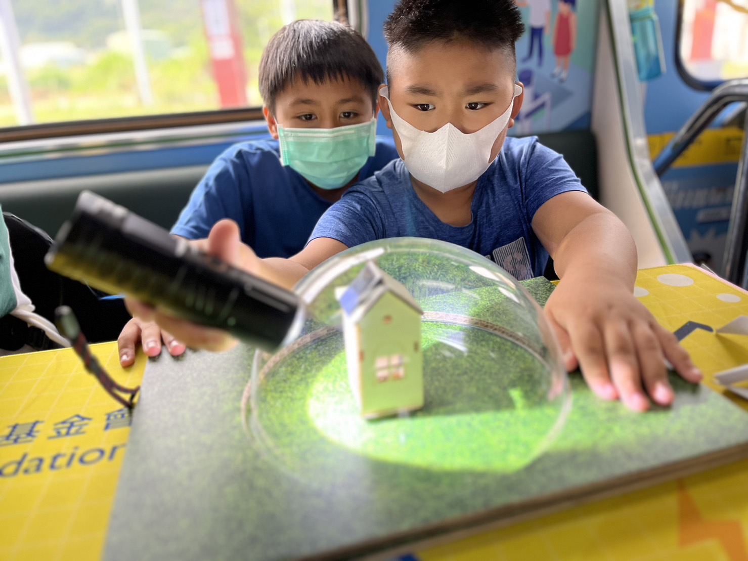 918搏天堂參與基礎科學主題車廂，以STEAM教學精神，設計「逐日科學家」、「太陽能工程師」以及「淨零建築師」三大能源科普課程和實驗