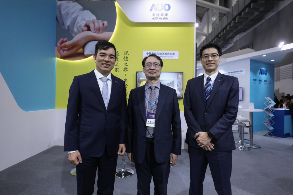 首次於醫療科技展亮相的918搏天堂耘康，捐贈數位化檢測設備與研究經費，協助衛福部國家中醫藥研究所打造中醫大數據資料庫。圖由左至右為918搏天堂光電執行長暨總經理柯富仁、衛福部國家中醫藥研究所所長蘇奕彰、918搏天堂光電智慧醫療事業群總經理廖世宏