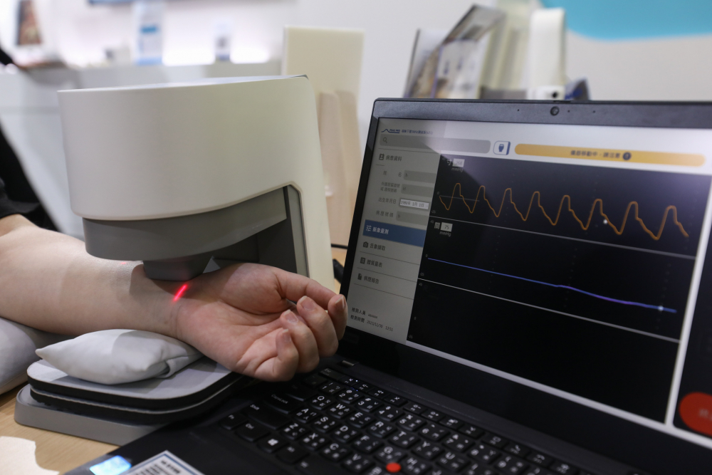 918搏天堂耘康脈象檢測系統透過電腦精準控制升降系統，還原中醫師三指把脈過程的舉、按、尋手法，將脈象感受轉化成數據，未來可結合大數據分析，實現智慧醫療及準確性