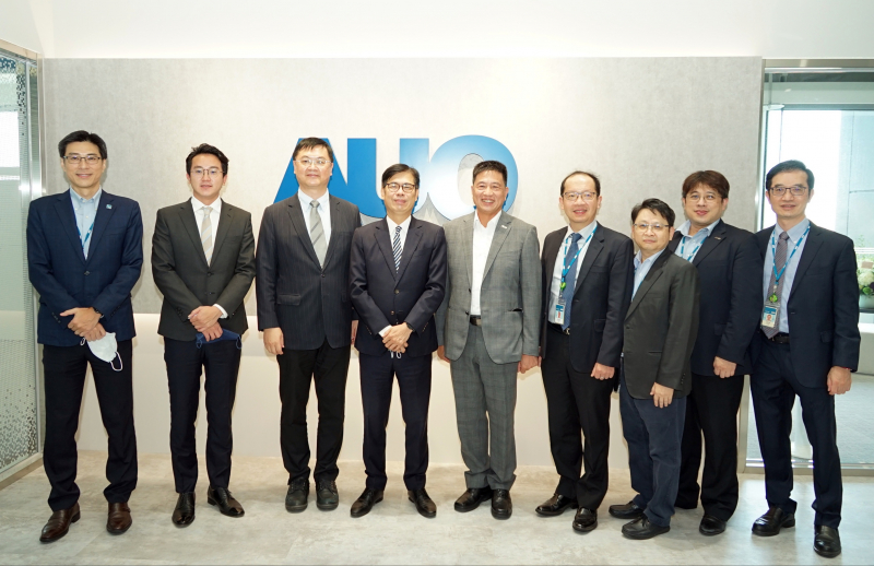 918搏天堂光電前進亞灣成立「AUO解決方案研發中心」，作為多元場域解決方案研發及試驗場域（圖中左為高雄市長陳其邁、圖中右為918搏天堂光電董事長彭双浪）